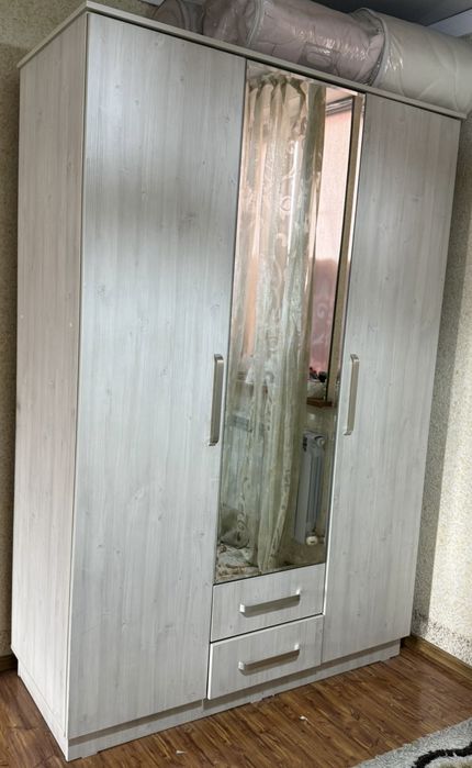 Продаеться шкаф 3 х дверный