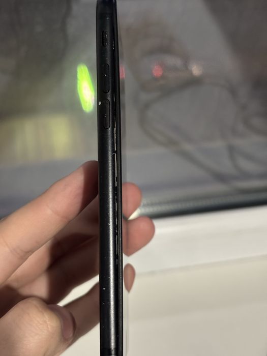 Продаю iPhone 7, перезагружается