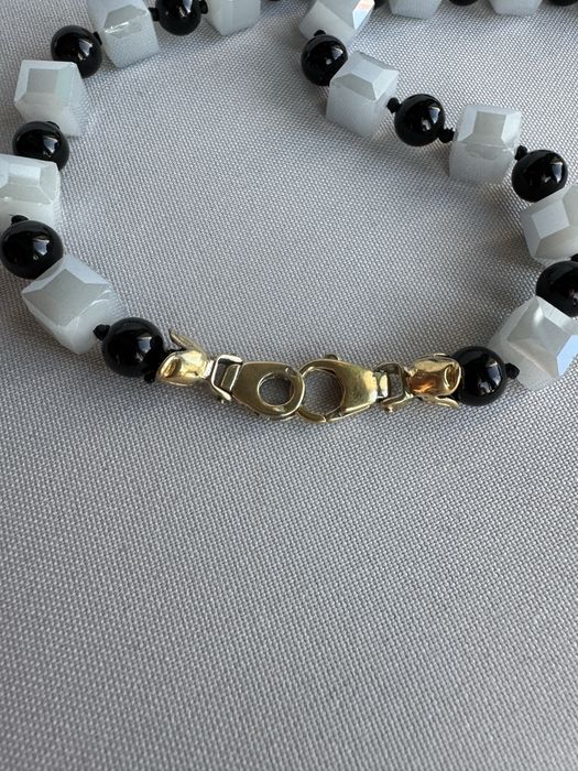 Colier lucrat manual din calcedonie, onix si argint