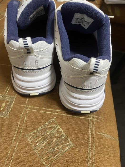 Продавам бели мъжки,кожени маратонки AIR MONARCH NIKE