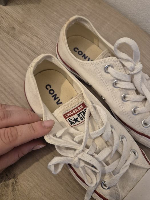 Converse tenesi albi