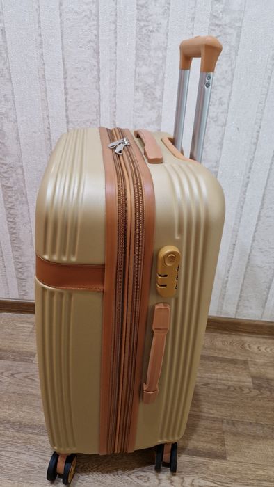 Продам чемодан (поликарбонат)