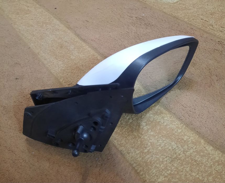 Правое боковое зеркало