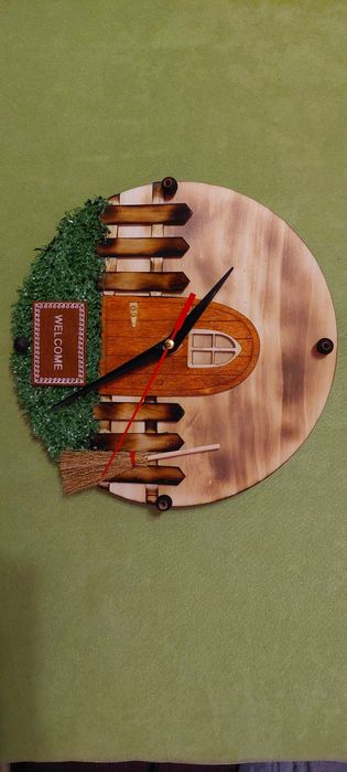 Уникален ръчно изработен дървен стенен часовник