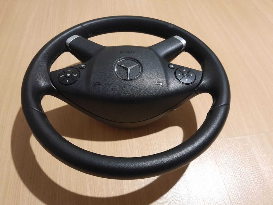 Продавам кожен волан за Мерцедес W212,W204