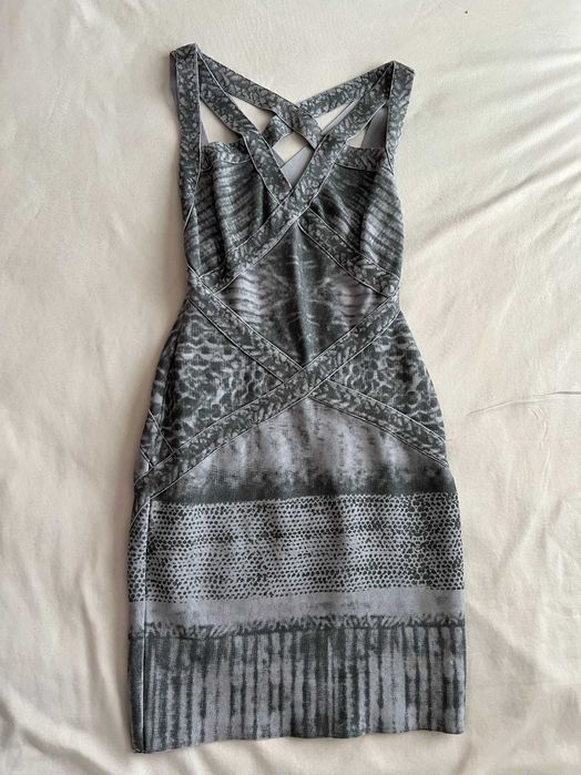 бандажна рокля с гол гръб