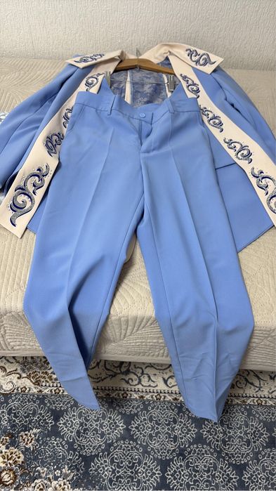 Срочно продам дизайнерский костюм