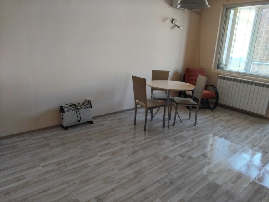 Под наем обзаведен апартамент в центъра на София. Цена 500 евро. Тел. за връзка 0886854164.