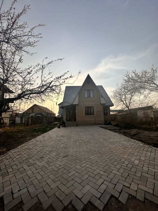 Дом  с большим двором