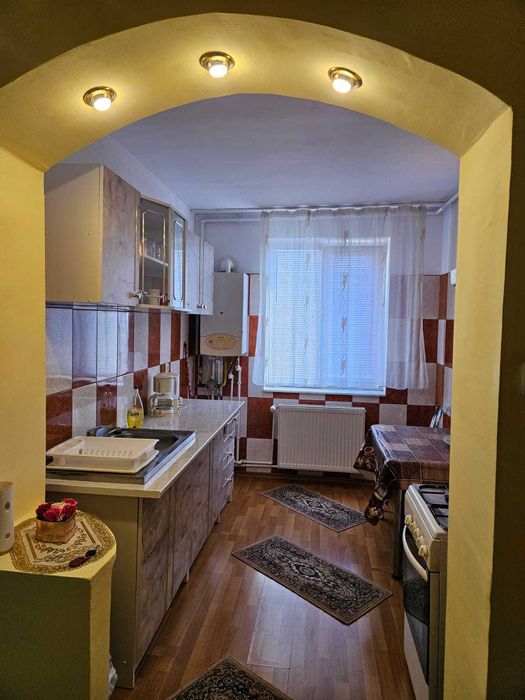 PROPRIETAR, inchiriez ap 2 camere central, Calea Bucuresti, 5 minute pe jos fata de centrul orasului