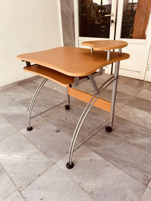 Практично компютърно бюро с изтеглящ плот и поставка от 90-те