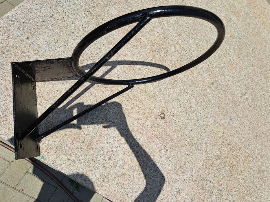 Продава се метален баскетболен кош (черен) – без мрежа