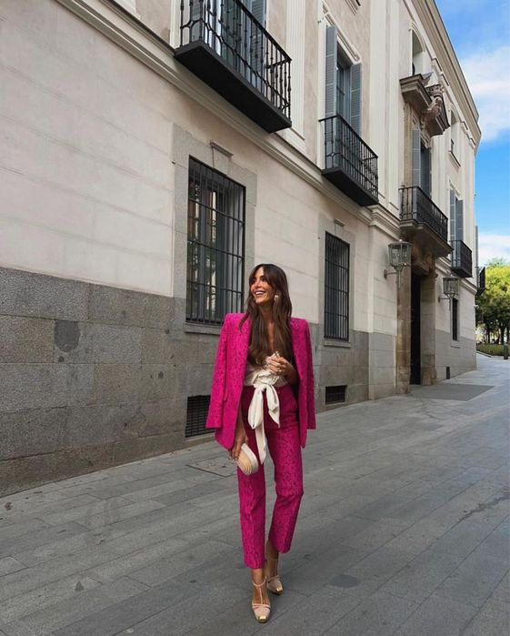 Дамски костюм