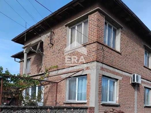 Двуетажна къща в село Славяново