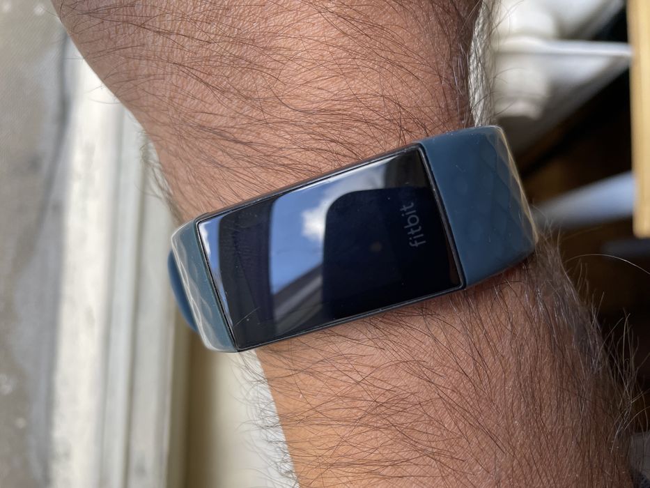 Смарт часовник Fitbit Charge 4