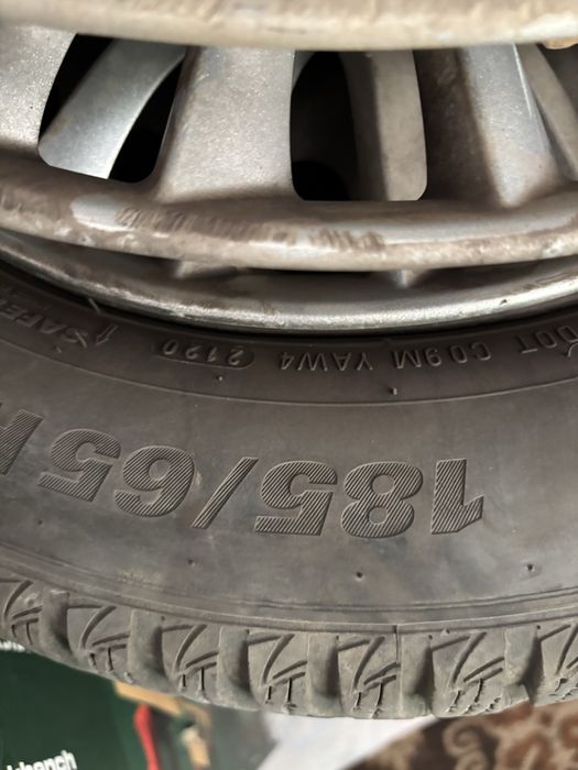 Продавам зимни гуми с джанти 185/65/15