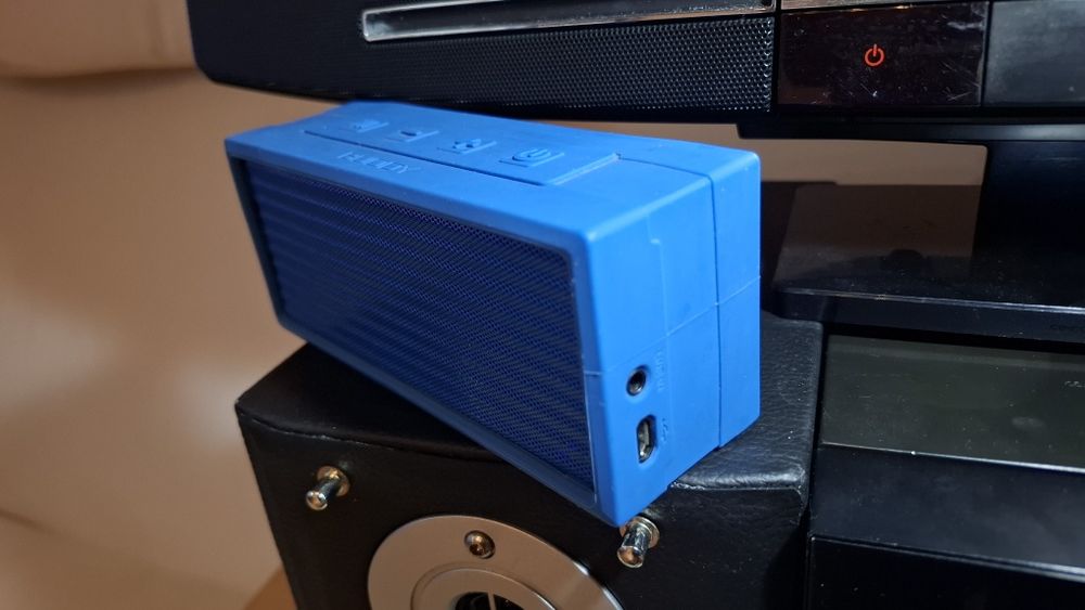 Boxa portabila combina audio muzicala microsistem.