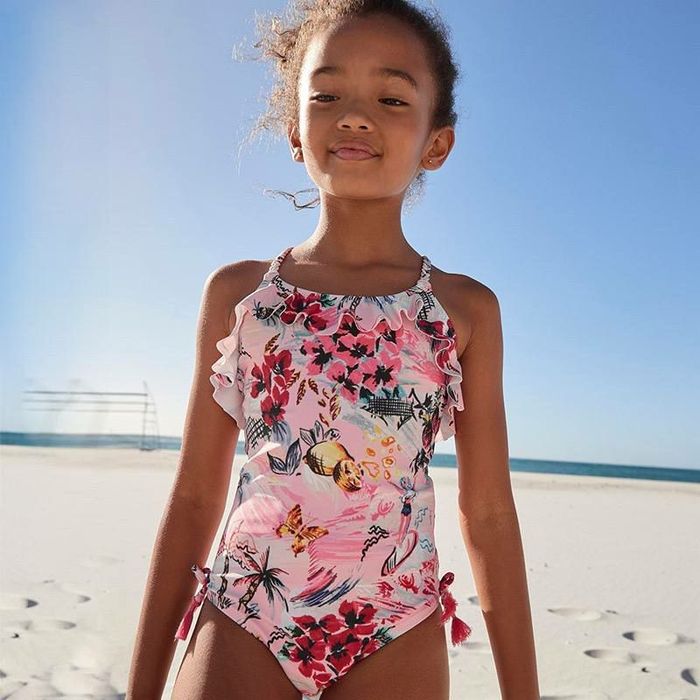 Купальники для детей и полотенце.