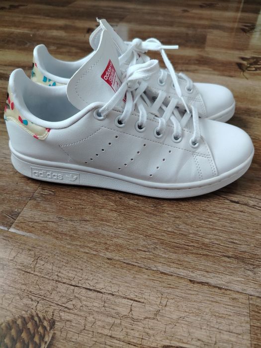Adidasi adidas Stan Smith  originali marime 37.5 buni si la un 37