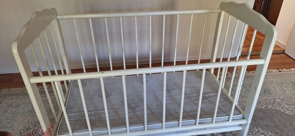 Продам детскую кроватку с матрасом