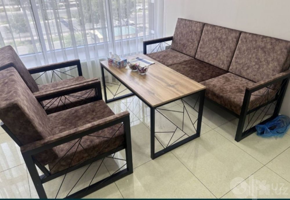 Jurnalniy stol loft