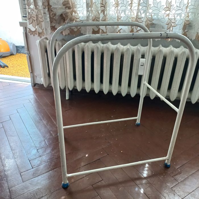 Метална стойка.  За телевизор,  цветя и други.