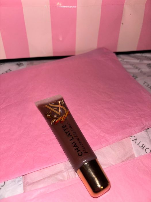 Luciu de buze Victoria’s Secret CHAI LATTE