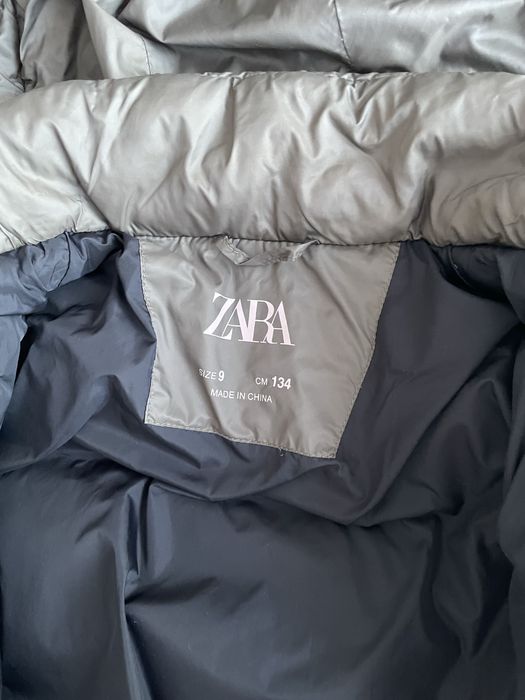 Geacă lungă cu puf Zara pentru fete sau băieți, mărimea pentru 9 ani (înălțime 134 cm), compoziție 50% pene și 50% puf.