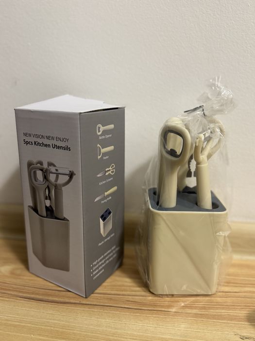 Set ustensile bucătărie 4 piese cu suport – design modern, NOU