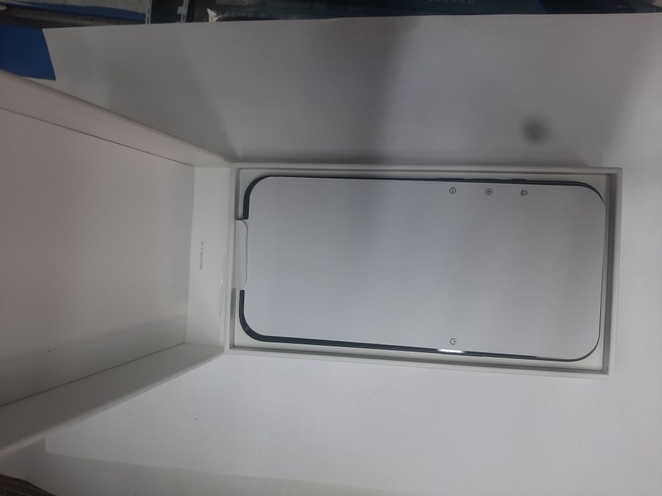 iPhone 13 . iPhone