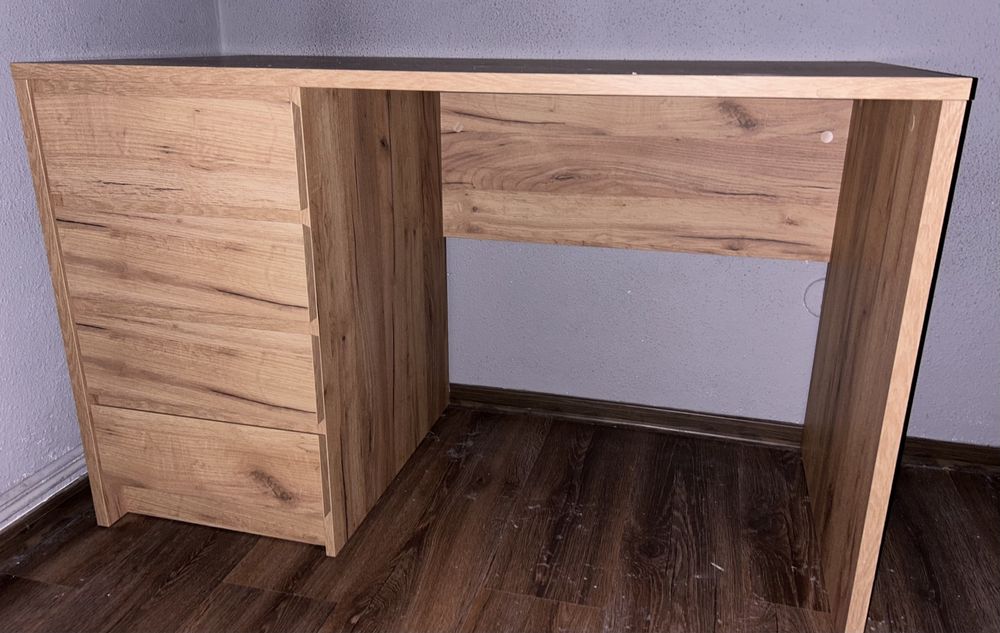 Birou din lemn cu sertare