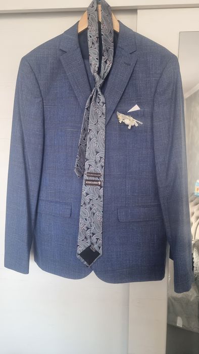 Costum escudo marimea 52 purtat o singura data