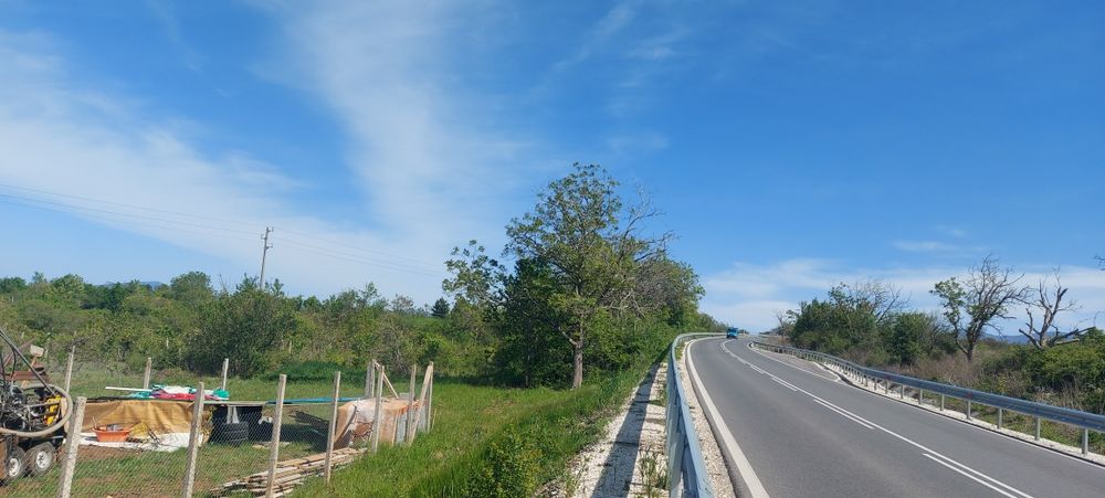 Земя по пътя за червен с лице към пътя 52 метра