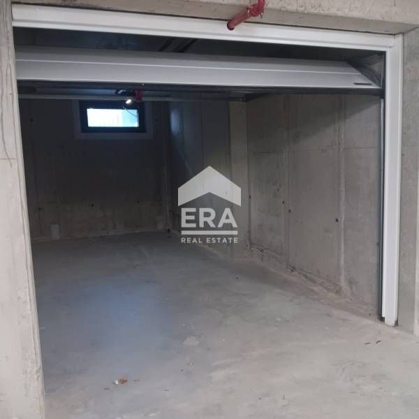 ЕКСКЛУЗИВНО! Под наем! Гараж с ролетна щора в комплекс Фемили гардън,