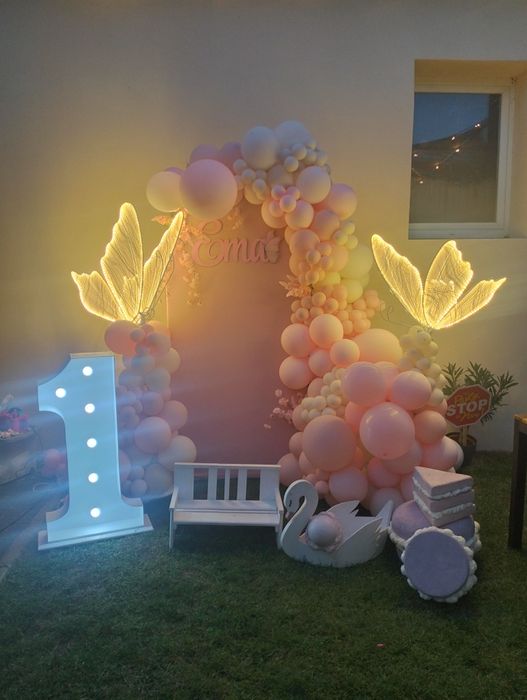 Arcade, aranjamente, decor tradiții, manechini și litere luminoase