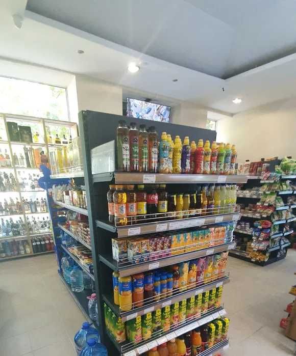 Търговско оборудване за хранителен магазин - стелажи, кошници, колички