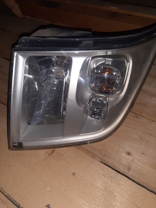 Far stânga Ford Transit.  contact prin whatsApp