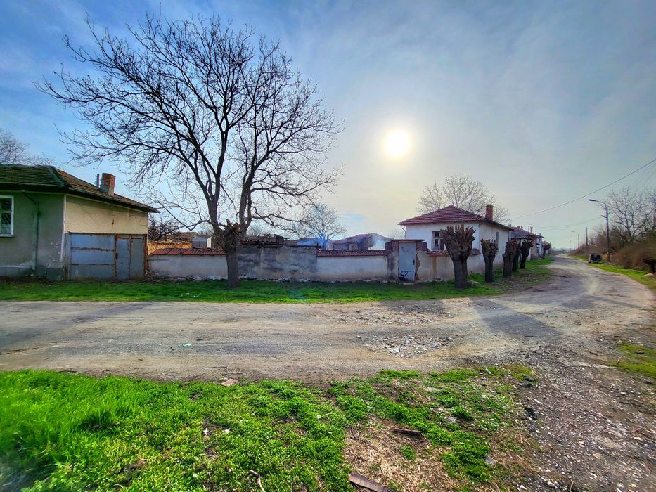 Къща с 2200кв.м двор на 35км от Пловдив