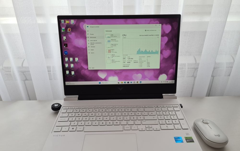 Laptop HP Victus alb cu sistem Windows 11