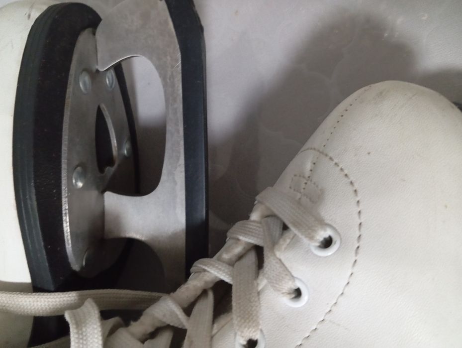 Продам коньки белого цвета