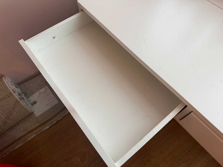 Модерно бяло офис бюро