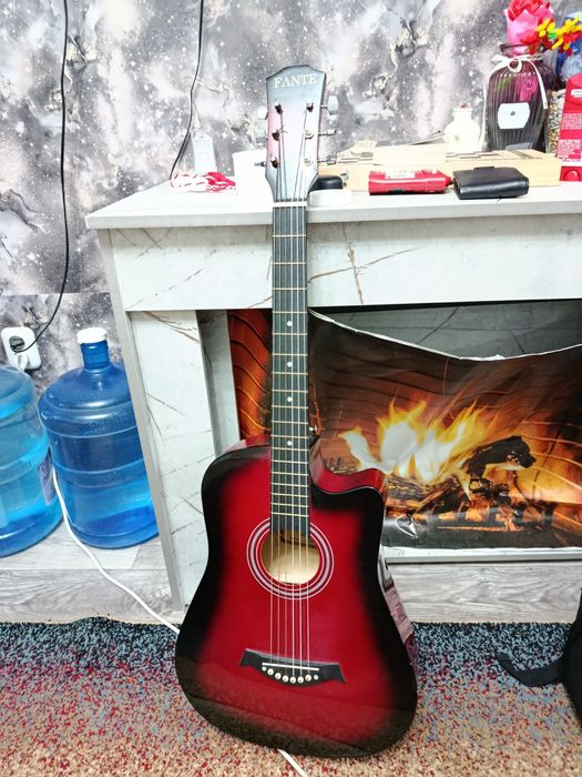 Продам гитару + чехол в подарок
