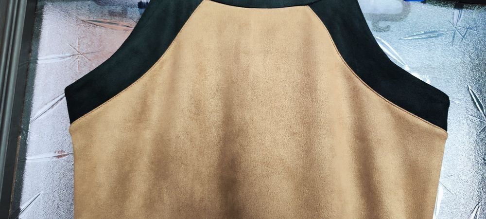 Кадифена рокля с бродерия