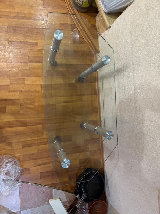 Стеклянный стол