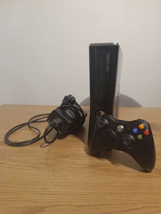 Продавам XBOX 360 pro с джойстик и 210 игри