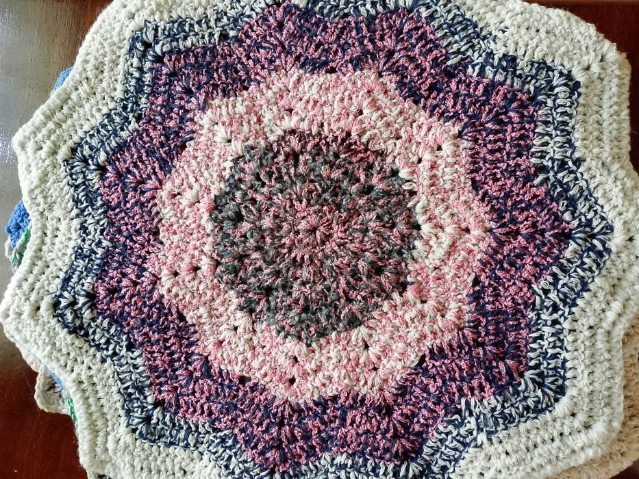 Сидушки вязаные цветные