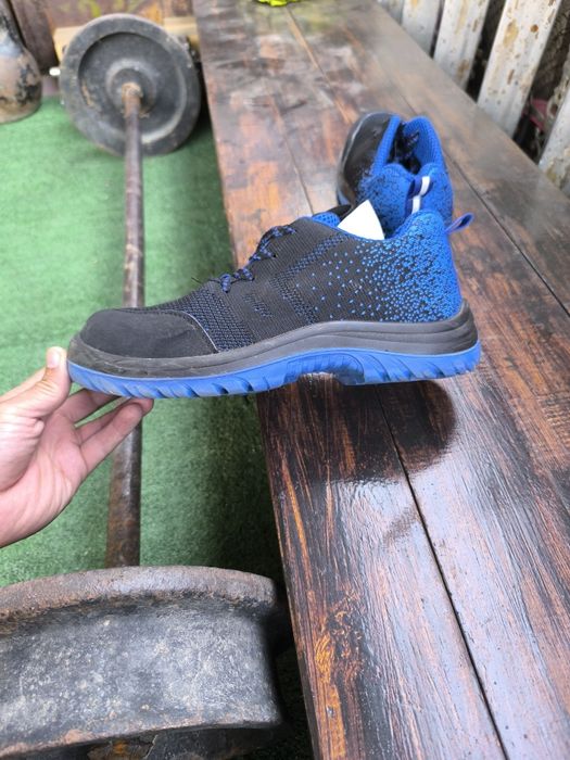 Срочно продам спец кросовки.