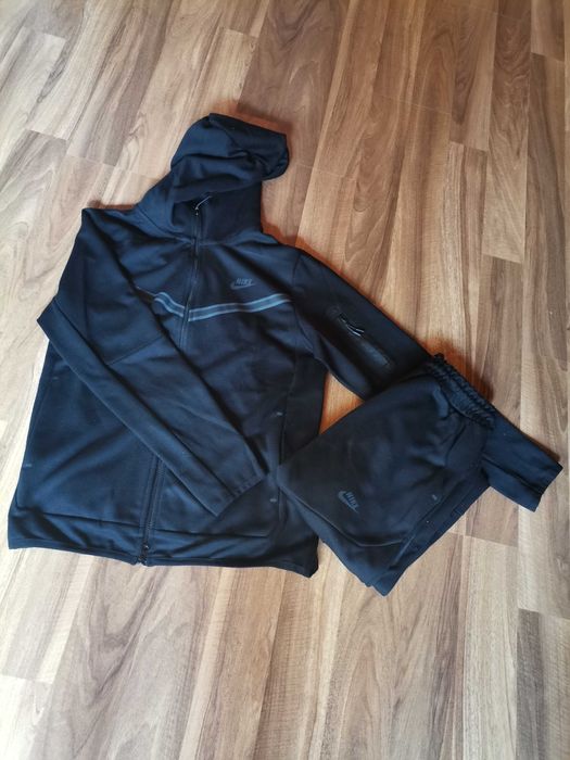 Vând Nike Tech Fleece