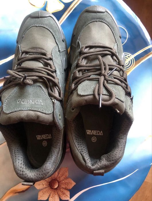 Продам кроссовки Демисезон