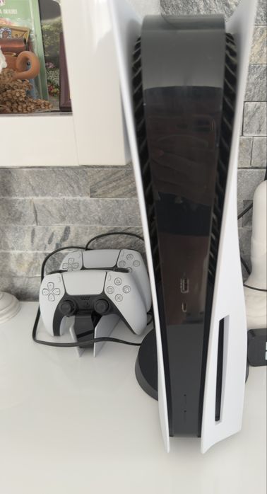 Playstation 5 825gb + 2 manete si stander